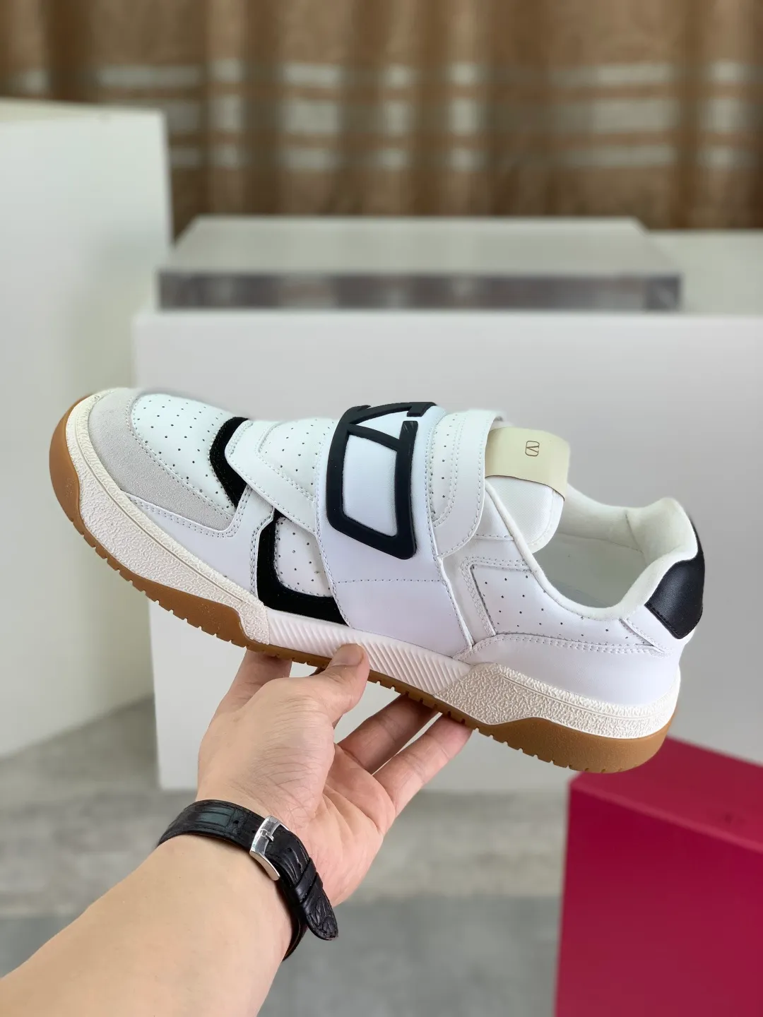 Men's men's shoes 💰P680 New Valentino 𝑶𝒏𝒆𝑺𝒕𝒖𝒅 Couple's sports shoes series Valentino 2025 new couple's sports shoes are on sale. The original ZP purchase and dismantling. Repeated pattern making and modification. 1:1 restoration! Top luxury masterpiece Velcro design Soft and comfortable imported calfskin brings excellent elegant texture and excellent on-foot comfort Top purchasing version upper: imported calfskin surface/original oil edge craftsmanship Lining: water-dyed sheepskin lining Outsole: original development 𝐓𝐏𝐔 two-color combination outsole Packaging: original configuration complete package Code number: 35-46